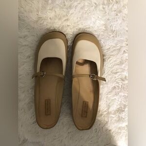 Norstrom’s women’s two-tone leather slide in shoes. Size 8 1/2 medium.
